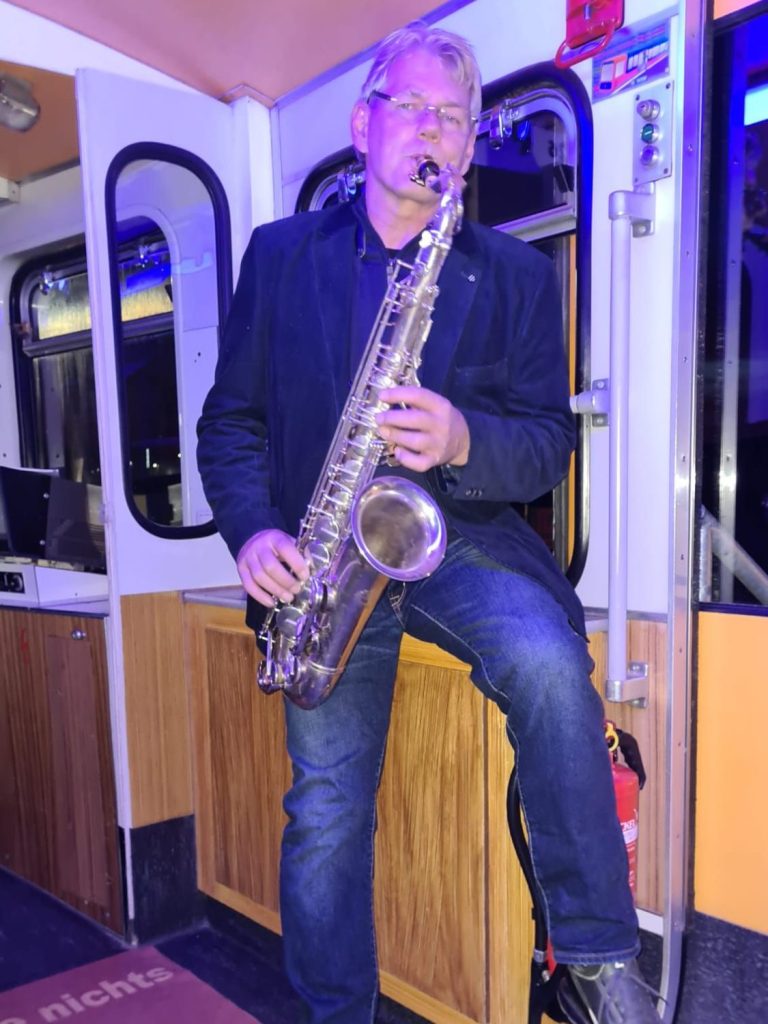 Wuppertaler Schwebebahn Saxophon mal in einer Wuppertaler Schwebebahn Gondel bei der AOS Stahl Deutsche Zauntechnik A1 Hausmesse in Olpe