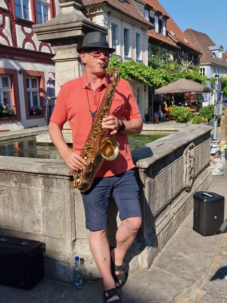 Musik in Prichsenstadt Prichsenstadt Musik mit Saxophon am Dorfbrunnen